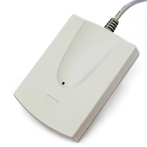 USB liit�nt�, voi muuntimella muuttaa PS2:seksi